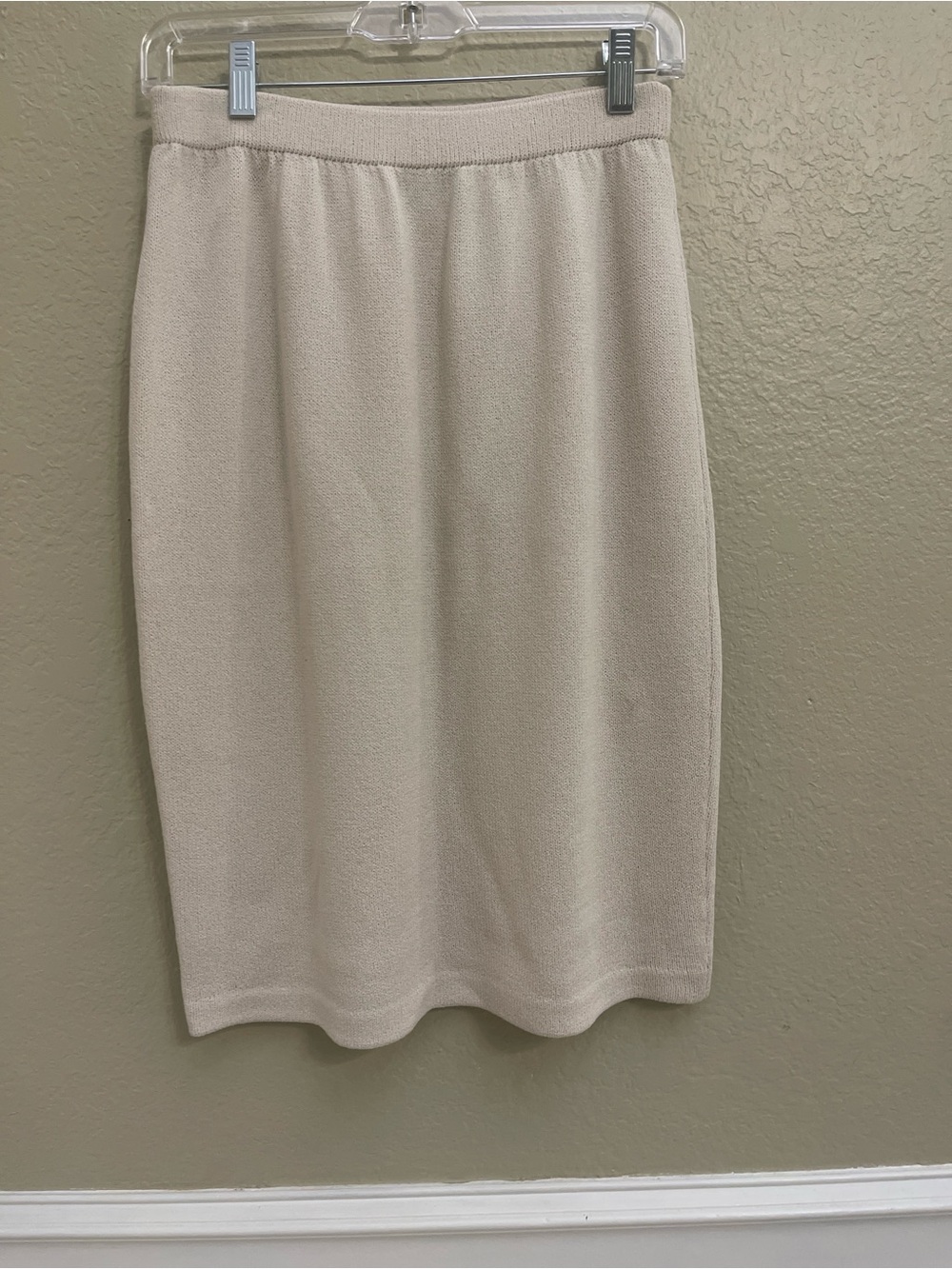 St. John Collection Cream Knit Pencil Skirt - Size 6  W1